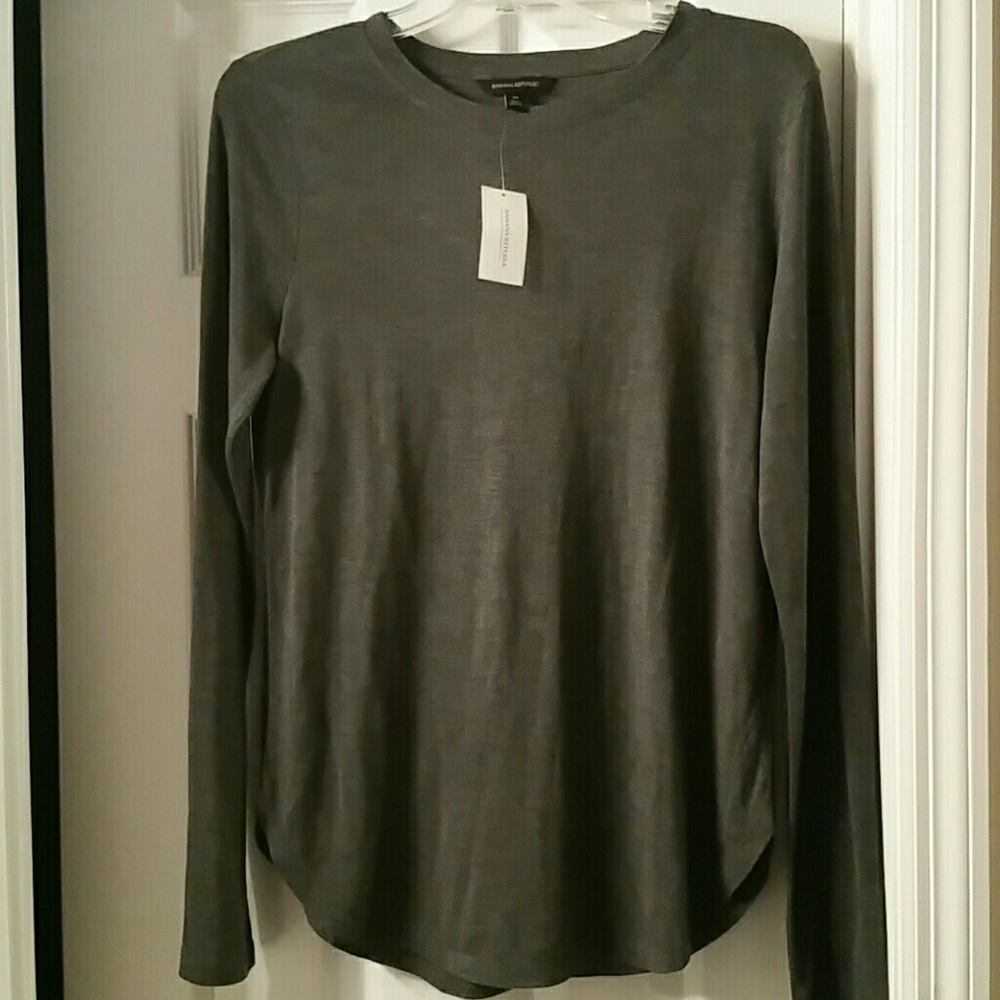 NWT - BANANA REPUBLIC T-SHIRT